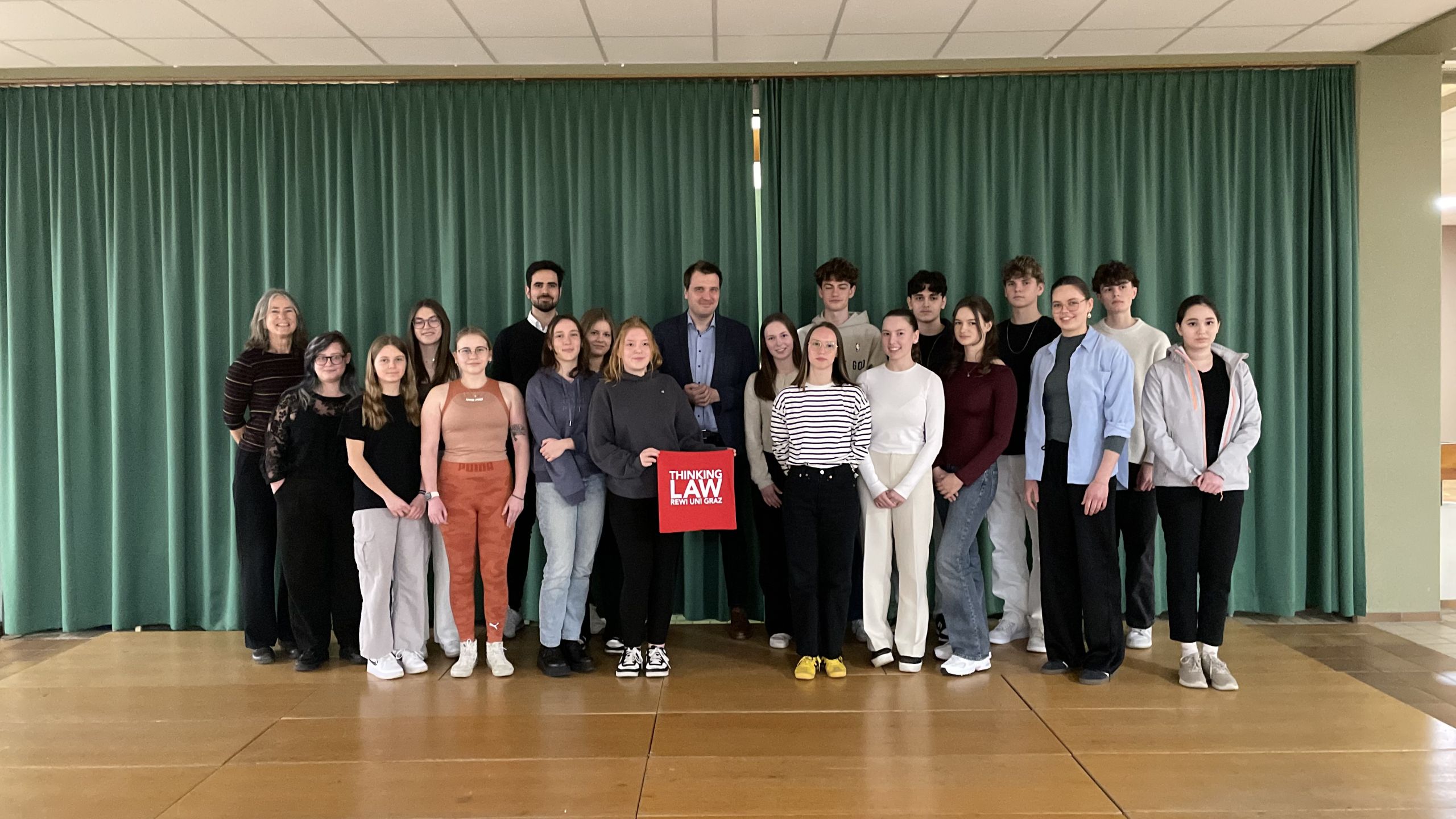 8B_Wer hat Recht im Krieg Workshop Foto 1